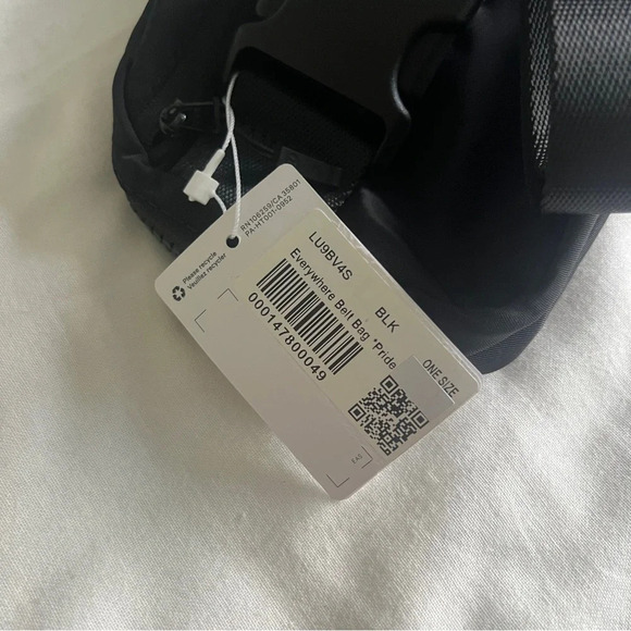 🆕 Lululemon Everywhere Belt Bag - Pride - Picture 5 of 6